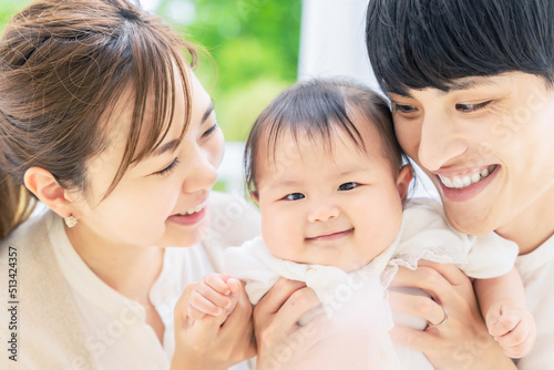 笑顔の赤ちゃんと両親　子育てイメージ photo