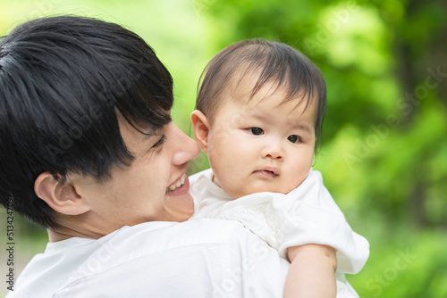 赤ちゃんを抱っこする男性