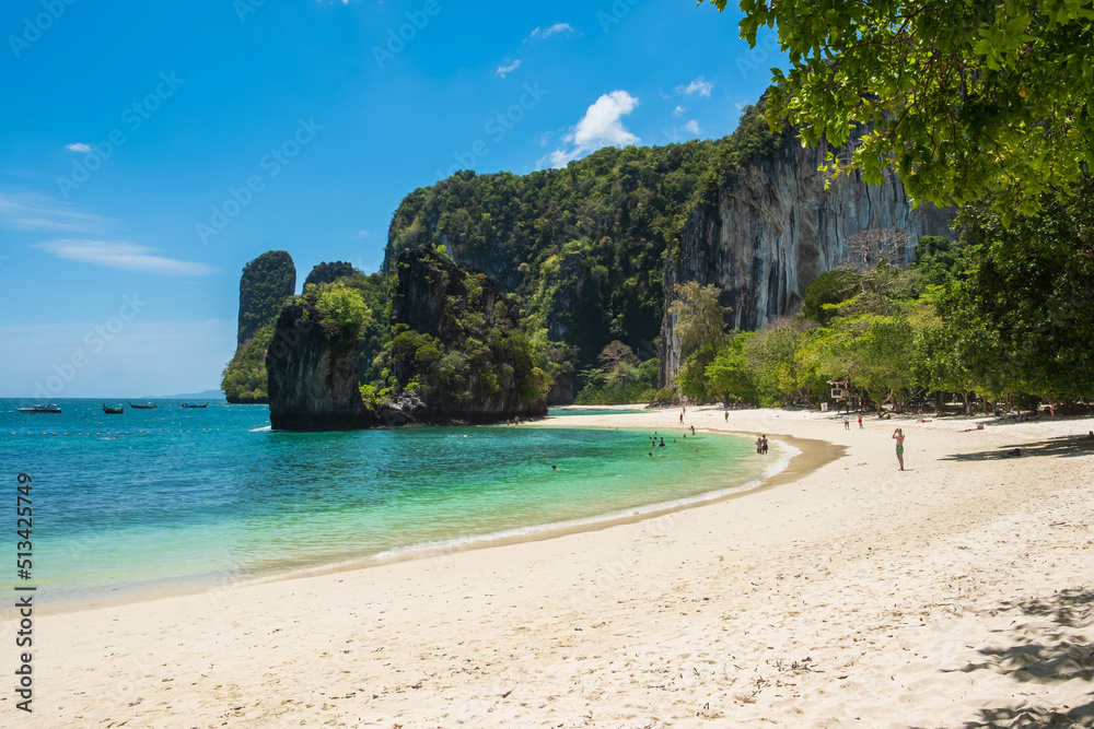Obraz premium Beautiful beach on Hong island, Krabi, Thailand. landmark, destination Southeast Asia Travel, vacation , tropical and holiday concept