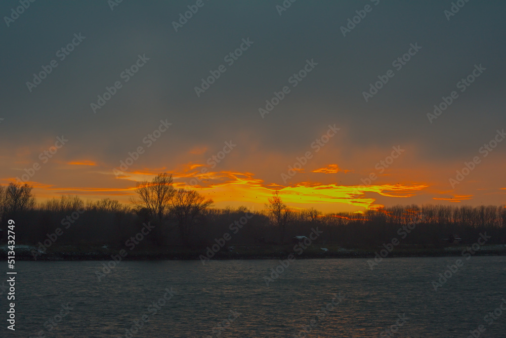 Landschaft an einem Fluss bei Sonnenuntergang 2 Landschaft an einem Fluss bei Sonnenuntergang 2