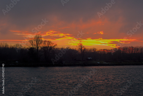 Landschaft an einem Fluss bei Sonnenuntergang 1