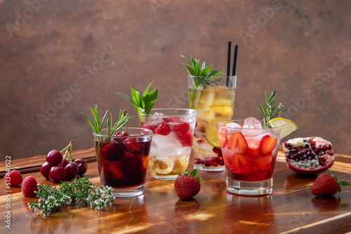 bevande e cocktail con frutta fresca e ghiaccio photo