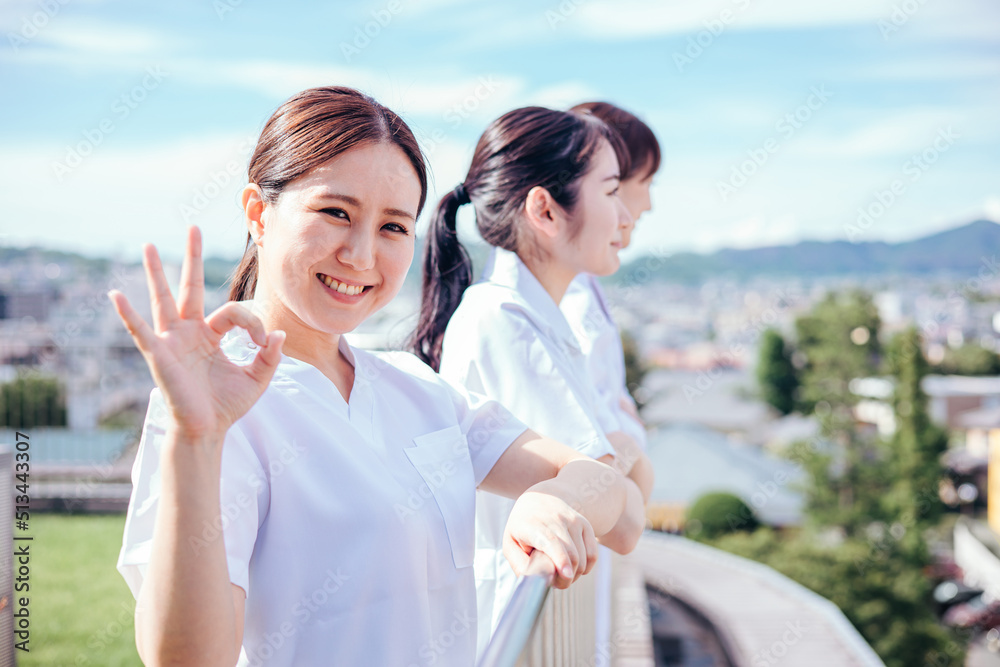 病院の屋上にいる白衣姿の医者と看護師（OK）

