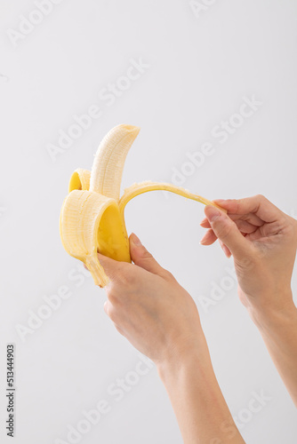 バナナの皮を剥く手元　banana photo