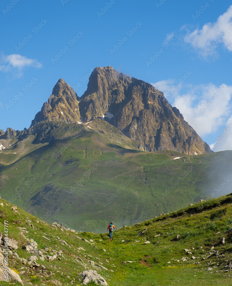 Senderista caminando con el monte Midi d Ossau al fondo, Francia