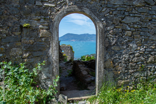 Fototapeta Naklejka Na Ścianę i Meble -  doorway in stone antique wall overlooking the sea