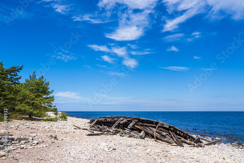 Historisches Schiffswrack an der Ostseeküste auf der Insel Öland in Schweden photo