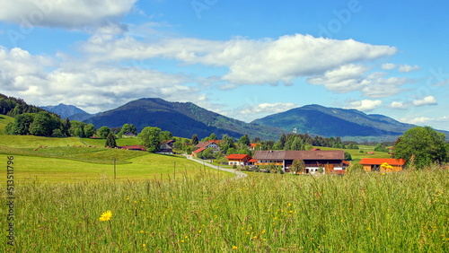 malerische Landschaft im Ammergau mit Wiesen, Wald und Landwirtschaft und herrlichem Wolkenhimmel 