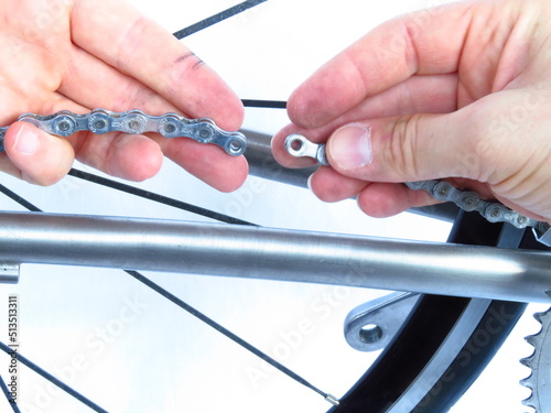 Remplacement d'une chaîne sur un vélo.