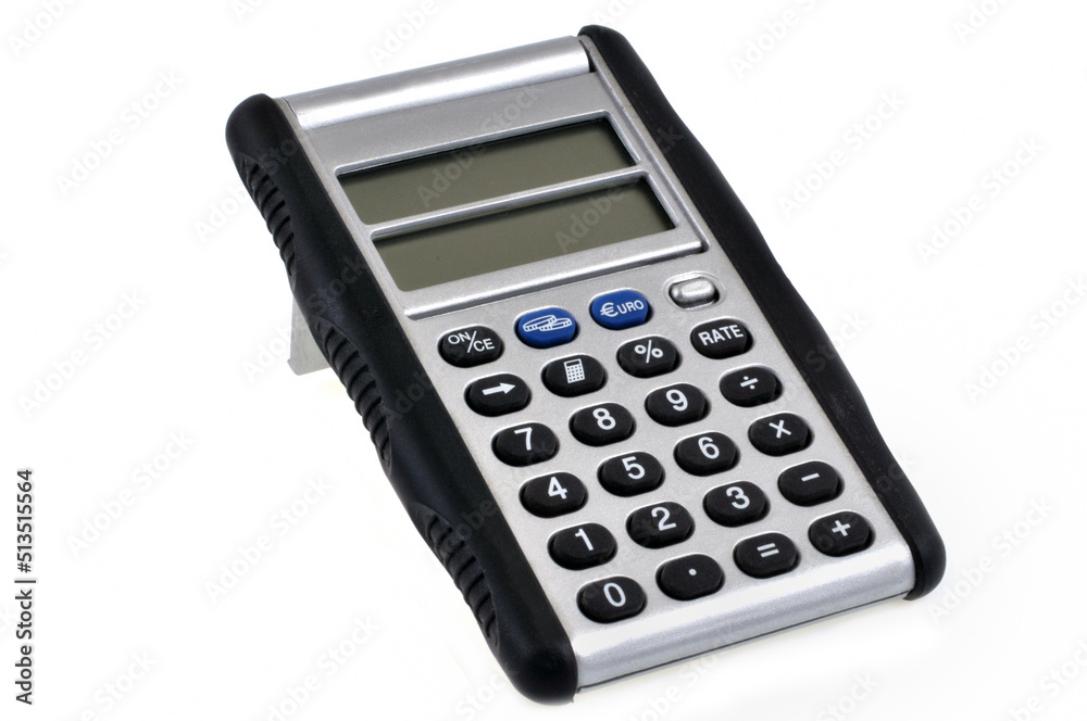 Calculatrice avec un double écran en gros plan sur fond blanc Calculatrice avec un double écran en gros plan sur fond blanc