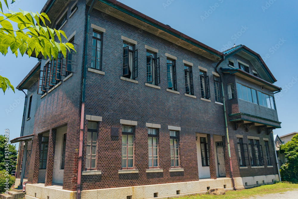 Naklejka premium 青空と洋館