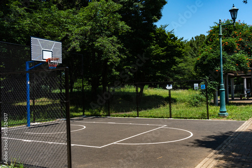 夏の日の無人のバスケットコート