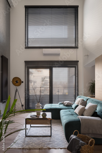 Foto Big windows in lofty living room