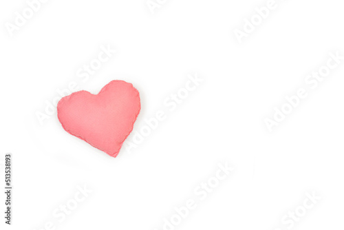 Un coraz  n rosa de tela hecho a mano sobre un fondo blanco liso y aislado. Vista superior y de cerca. Copy space
