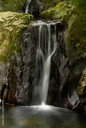 Fototapeta Naklejka Na Ścianę i Meble -  鳴滝不動尊の滝と水の流れ