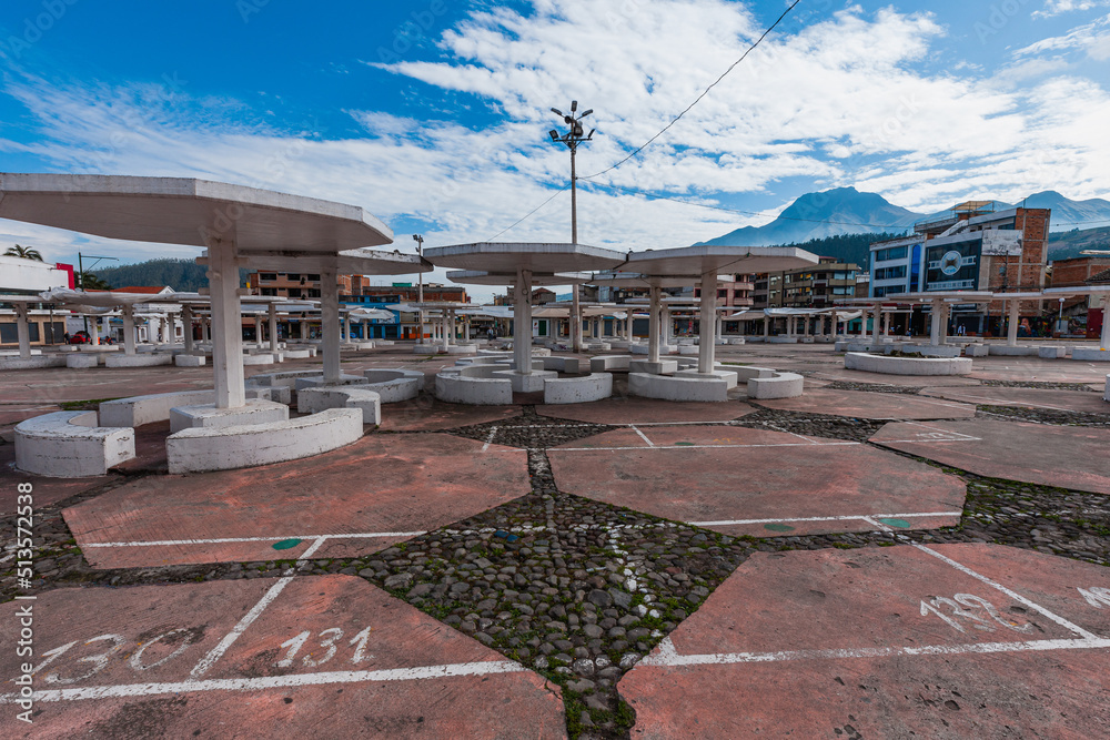 Mercado artesanal más conocido como Plaza de Ponchos en Otavalo Ecuador, cerrado por la paralización y manifestaciones indígenas.