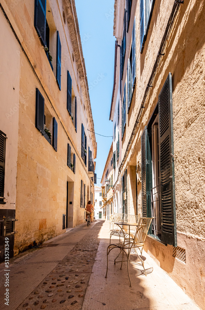 Ruelle et chaises vides à Ciutadella  (Minorque)