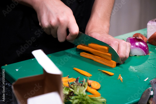 Cortando zanahoria para los comensales