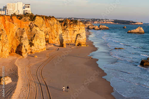 Küste Praia da Rocha bei Portimao am Atlantik photo