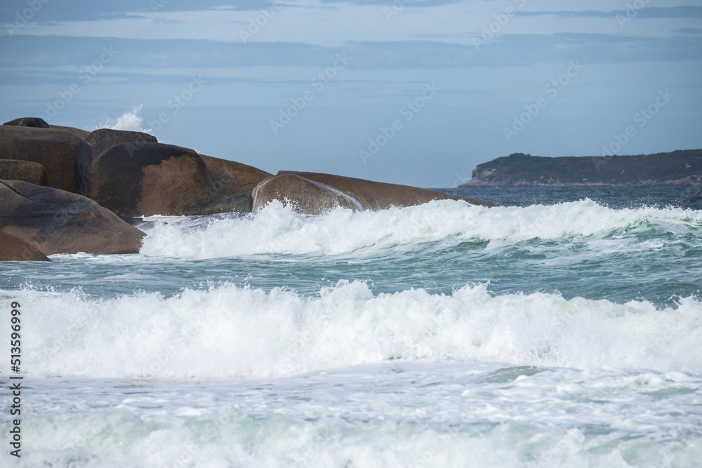 Fototapeta premium waves breaking on rocks