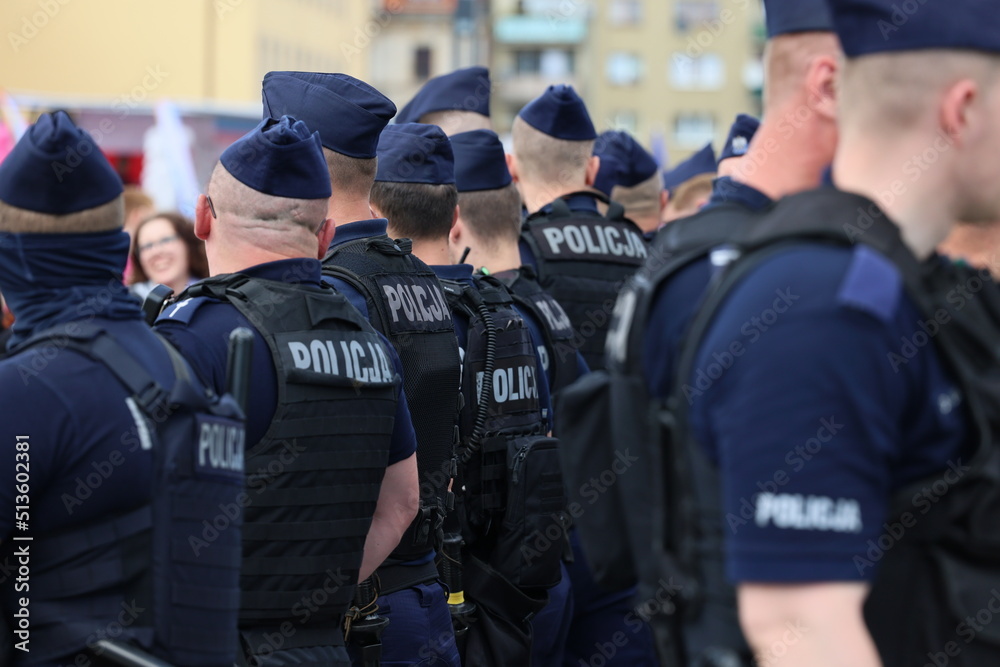 Policjant prewencji w na zabezpieczeniu imprezy w mieście. Wrocław Parada lgbt.  - obrazy, fototapety, plakaty 