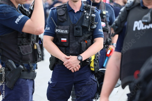 Policjant z kamerą wideo osobistą na mundurze w na służbie patrolowej w mieście. 