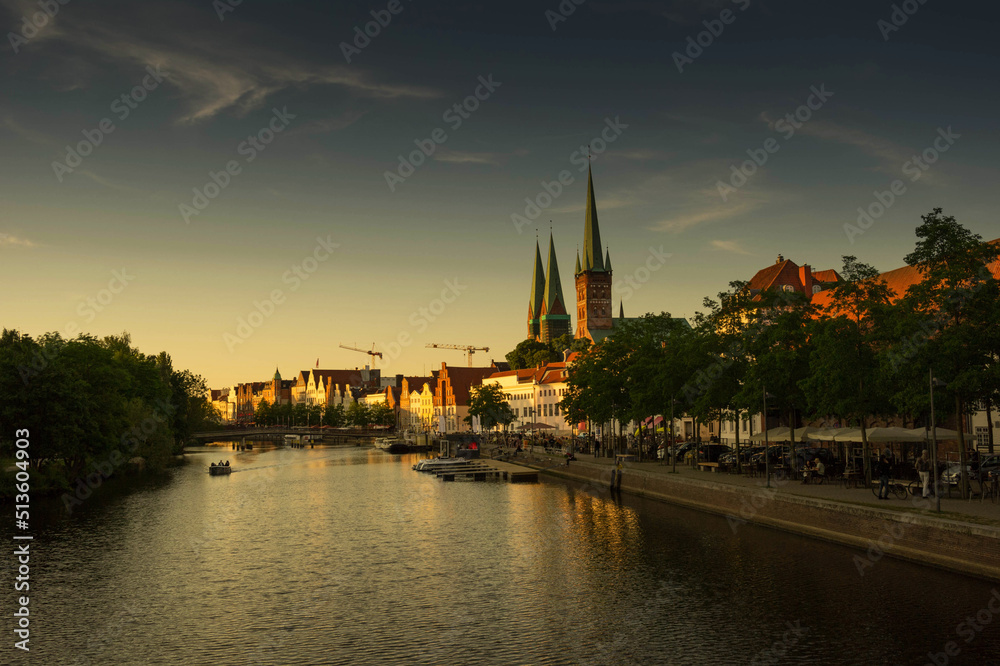 Obraz premium sunset over river trave