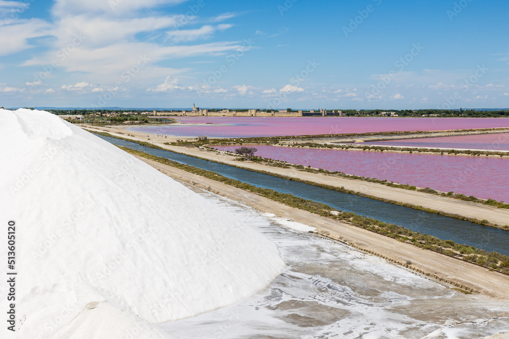 Remparts d'Aigues-Mortes devant les marais salants de couleur rose depuis une montagne de sel