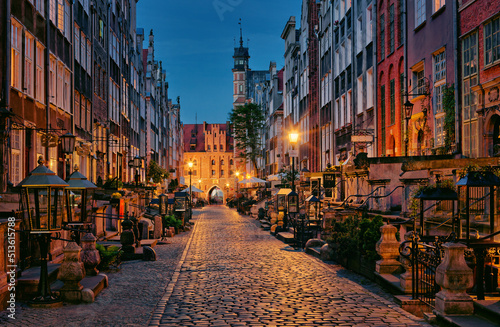 Gdańsk nocą piękna ulica Mariacka, schody, kamienice, zabytkowe domy photo