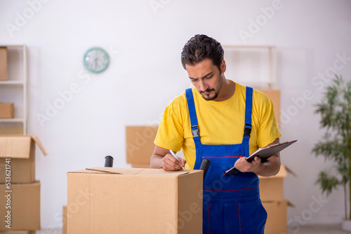Young male contractor doing home relocation © Elnur