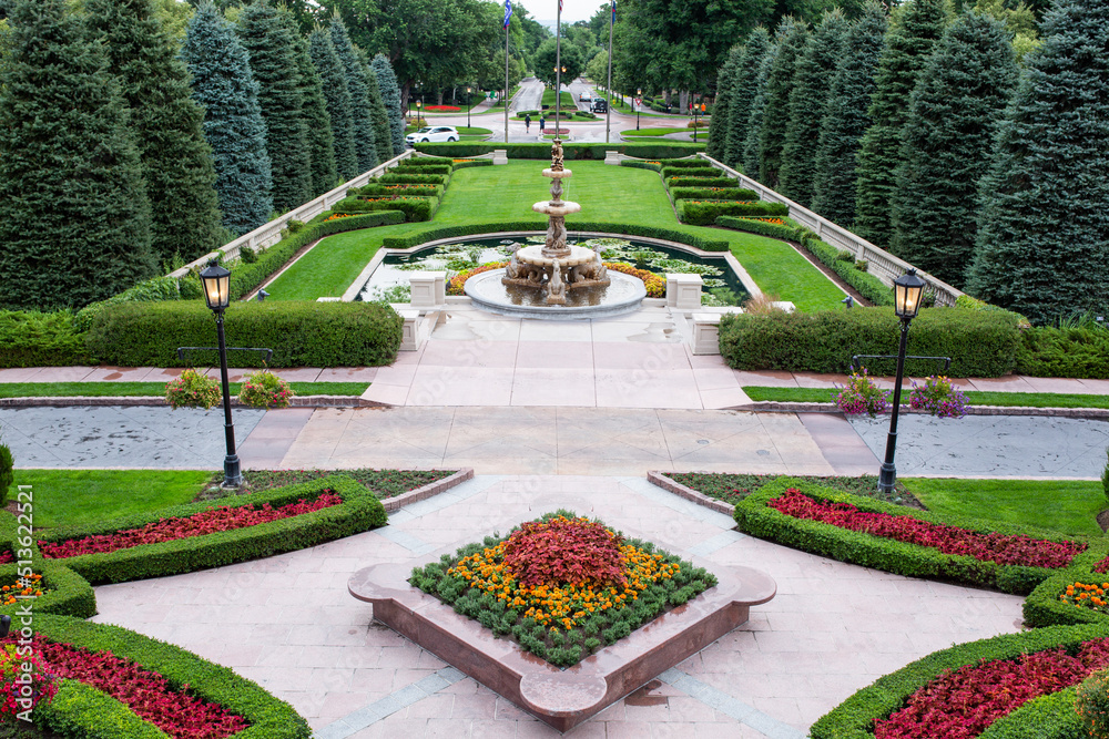 Flower beds in front of The Broadmoor, Colorado Springs. - obrazy, fototapety, plakaty 