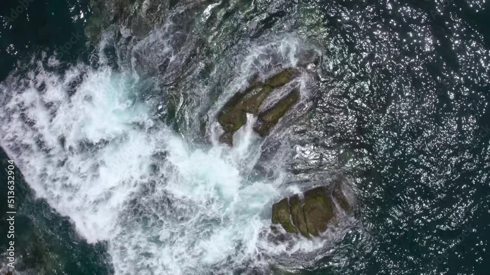 olas chocando con las rocas del mar tomada por un dron 