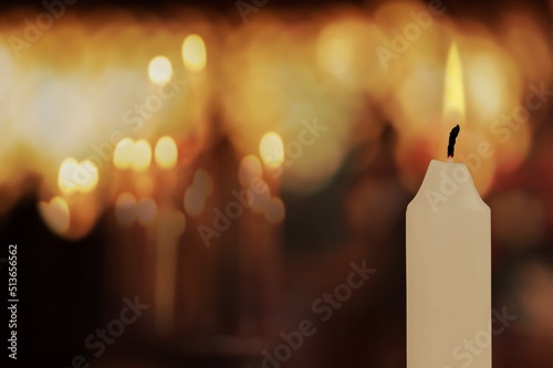 Foto Flame candles on a Christian Orthodox dark church background.