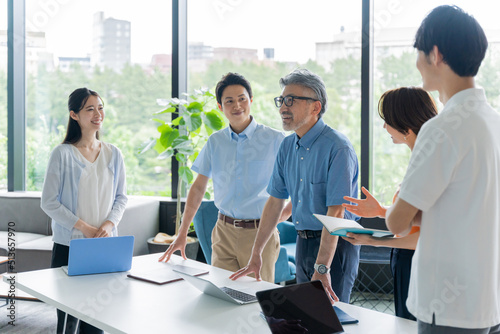 Foto オフィスで働くビジネスマン（チーム・複数人・会議・ミーティング）