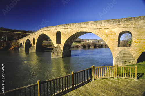 Puente sobre el rio Arga(Romanico s.XI).Puente la Reina.Navarra.España.