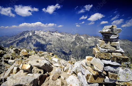 Macizo de los Besiberris(3030.m),desde el pico de Comalesbienes(2997m.).Parque nacional de Aigues Tortas i Estany Sant Maurici.Cordillera Pirenaica. Lleida.Catalunya.España. © Tolo