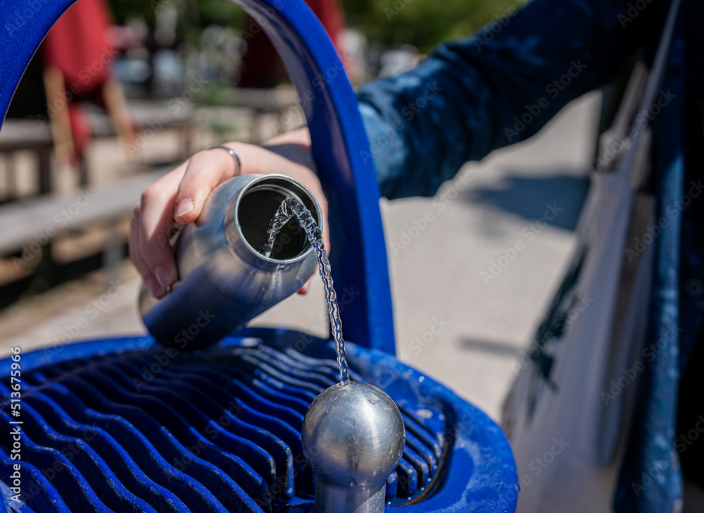 blauer Brunnen mit Trinkwasserspender