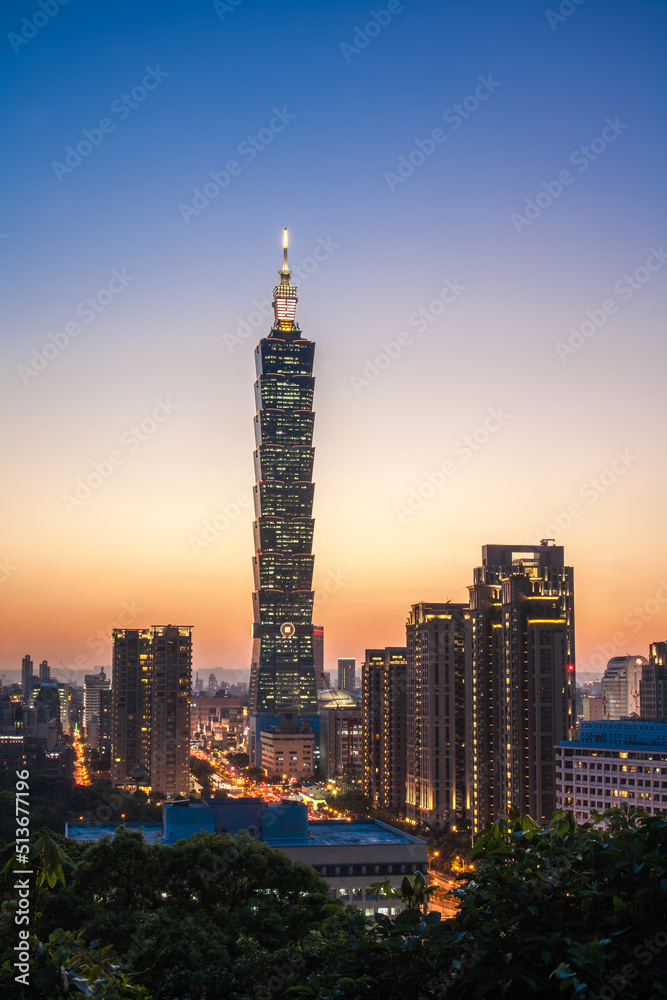 Naklejka premium Taipei Skyline with Taipei 101 Tower at Sunset Time