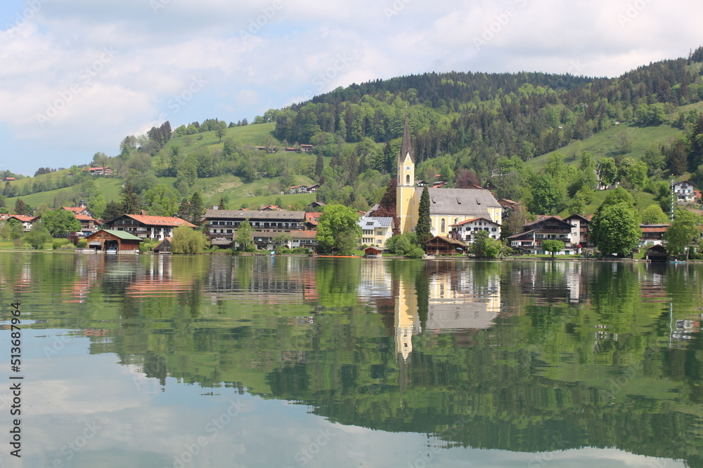 See in Bayern mit einer typischen Kirche am Ufer
