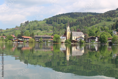 See in Bayern mit einer typischen Kirche am Ufer