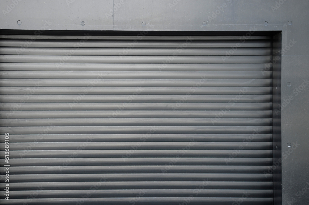 Obraz premium 黒色のシャッター扉