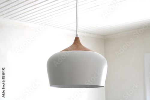Suspension scandinave, luminaire metal blanc et bois, intérieur design nature photo