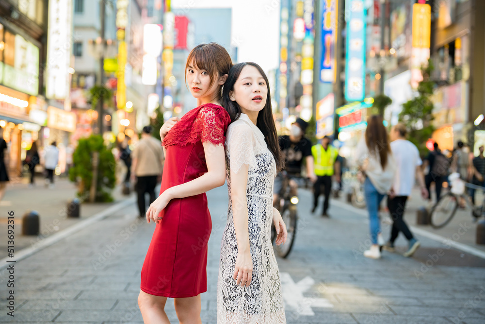 Obraz premium Two women posing in downtown