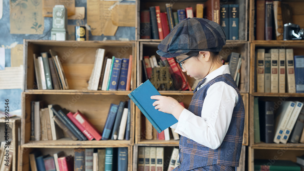 図書室で本を読む少年 図書室で本を読む少年