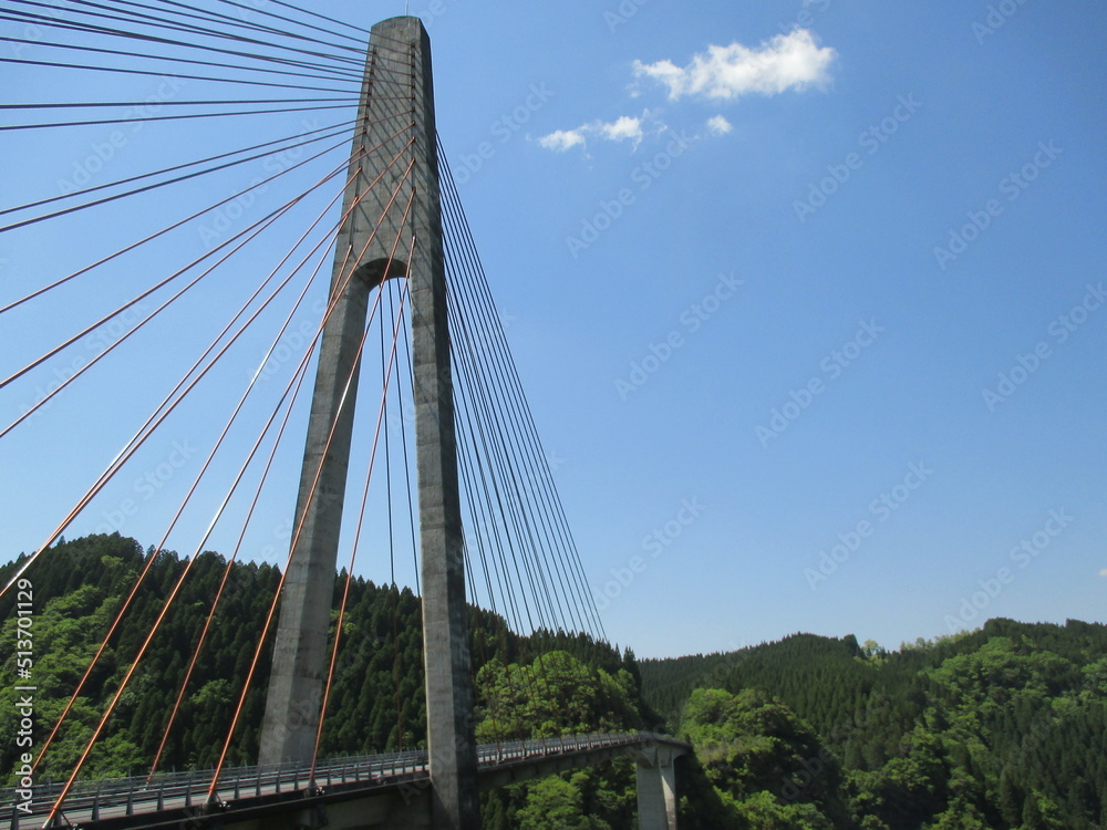 Obraz premium 熊本県上益城郡山都町にある、長さ390ｍ、高さ約140ｍ、主塔の高さ70mを誇る橋脚のラーメン橋と斜張橋の複合橋の「鮎の瀬大橋」