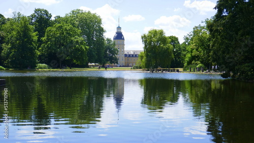 Seerosenteich im Karlsruher Schlossgarten mit Blick auf das Karlsruher Schloss