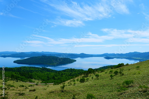阿寒摩周国立公園。美幌峠から見る屈斜路湖。弟子屈、北海道、日本。６月下旬。