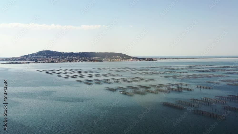 survol des parcs à huitres à Bouzigues au dessus du bassin de Thau en Occitanie