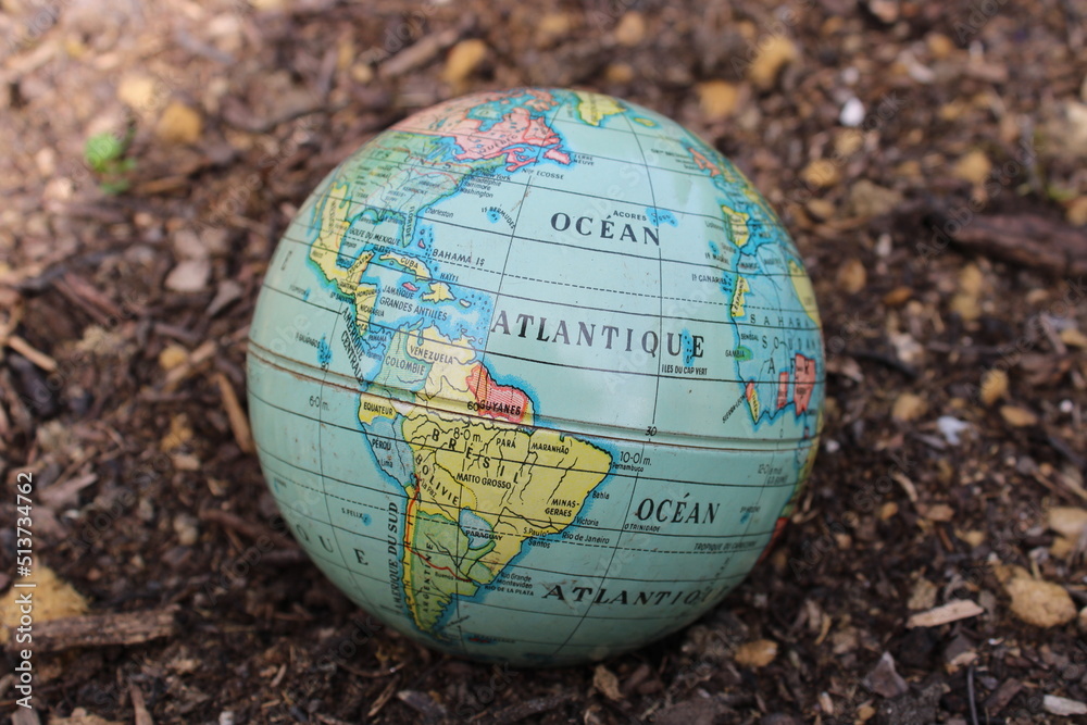 Globe terrestre dans la nature, arrière plan terre Globe terrestre dans la nature, arrière plan terre
