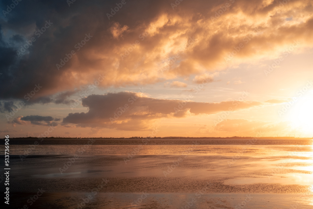 Wattenmeer mit dramatischen Sonnenuntergang an der Nordsee